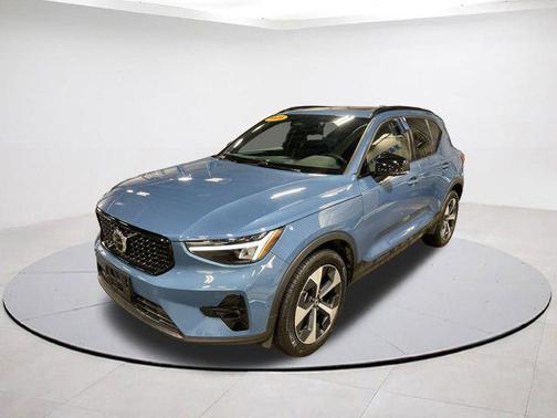 2025 Volvo XC40 B5 Plus Dark Theme