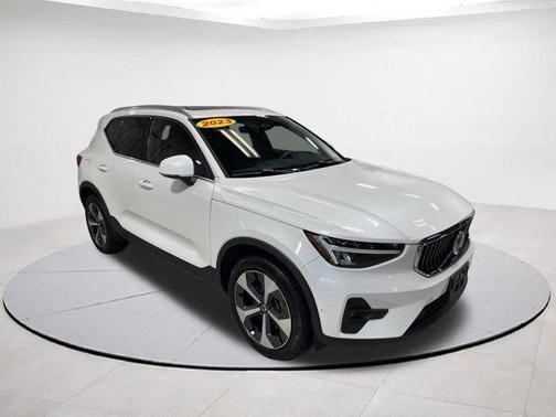 2023 Volvo XC40 B5 Plus Bright Theme