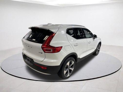 2023 Volvo XC40 B5 Plus Bright Theme