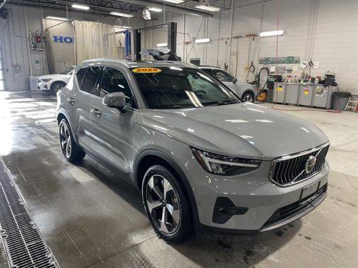 2025 Volvo XC40 B5 Plus Bright Theme