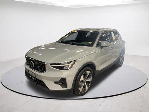 2025 Volvo XC40 B5 Plus Bright Theme