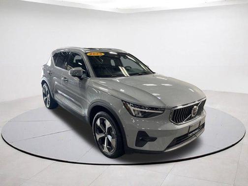 2025 Volvo XC40 B5 Plus Bright Theme