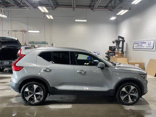 2025 Volvo XC40 B5 Plus Bright Theme