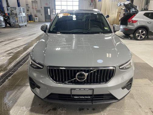 2025 Volvo XC40 B5 Plus Bright Theme