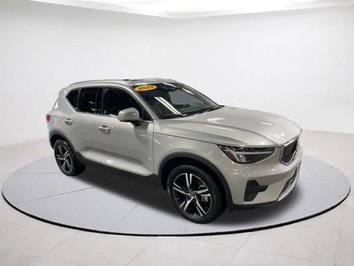 2025 Volvo XC40 B5 Core Bright Theme