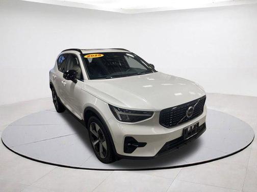 2025 Volvo XC40 B5 Plus Dark Theme