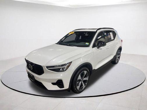 2025 Volvo XC40 B5 Plus Dark Theme