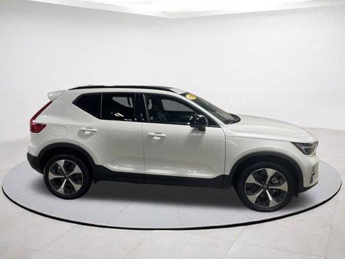2025 Volvo XC40 B5 Plus Dark Theme