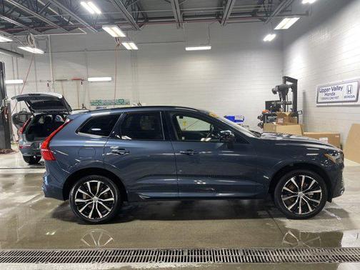 2025 Volvo XC60 B5 Plus