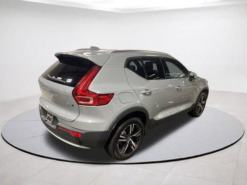 2025 Volvo XC40 B5 Core Bright Theme