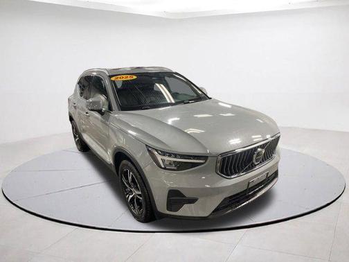 2025 Volvo XC40 B5 Core Bright Theme