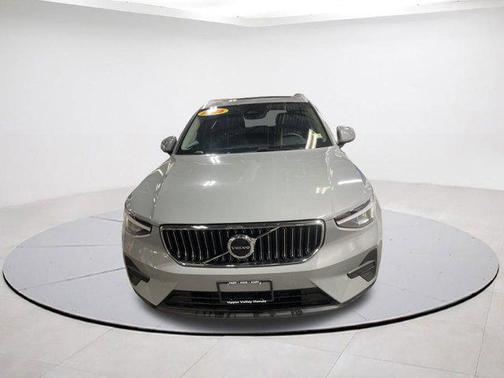 2025 Volvo XC40 B5 Core Bright Theme