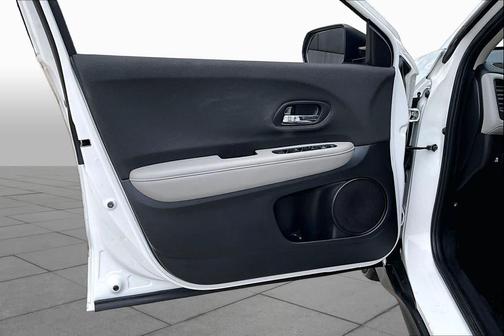 Platinum White Pearl 2021 Honda HR-V LX