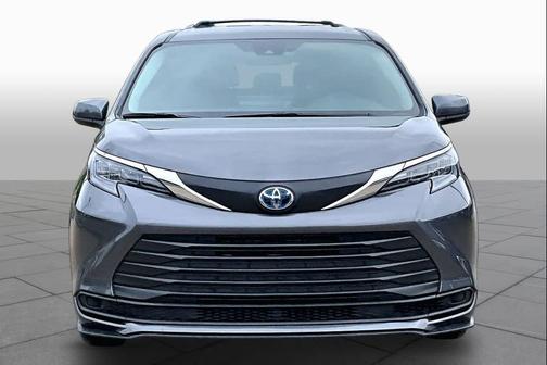 Magnetic Gray Metallic 2025 Toyota Sienna LE