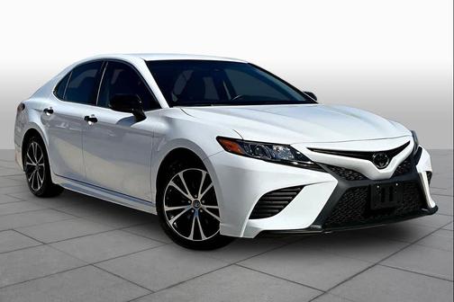 Super White 2018 Toyota Camry SE
