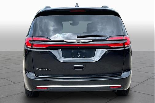Brilliant Black Crystal Pearlcoat 2022 Chrysler Pacifica Touring L