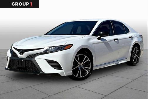 Super White 2018 Toyota Camry SE