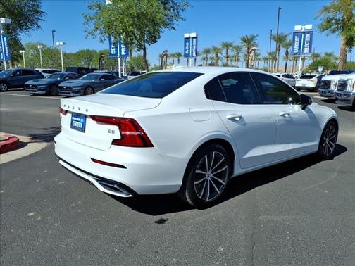 2022 Volvo S60 B5 Momentum