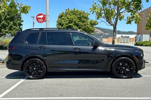 2023 BMW X7 M60i