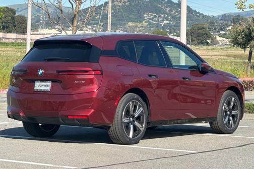 Aventurin Red Metallic 2026 BMW iX xDrive45