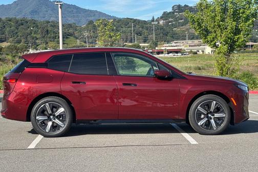 Aventurin Red Metallic 2026 BMW iX xDrive45