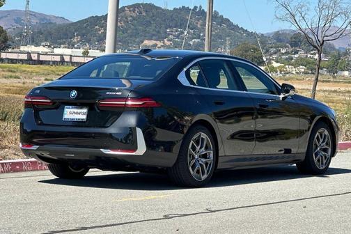 Black Sapphire Metallic 2026 BMW i5 eDrive40