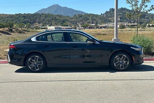 Black Sapphire Metallic 2026 BMW i5 eDrive40
