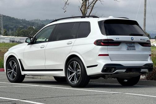 2023 BMW X7 M60i