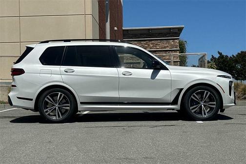 2025 BMW X7 M60i