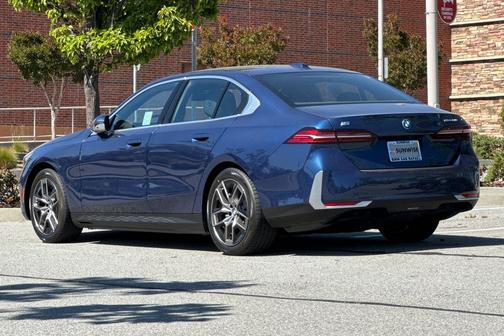 Phytonic Blue Metallic 2026 BMW i5 eDrive40