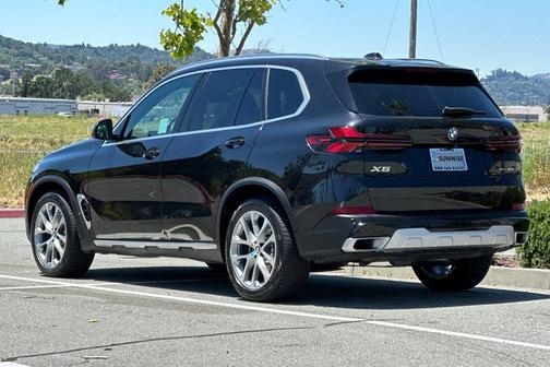 Black Sapphire Metallic 2024 BMW X5 xDrive40i