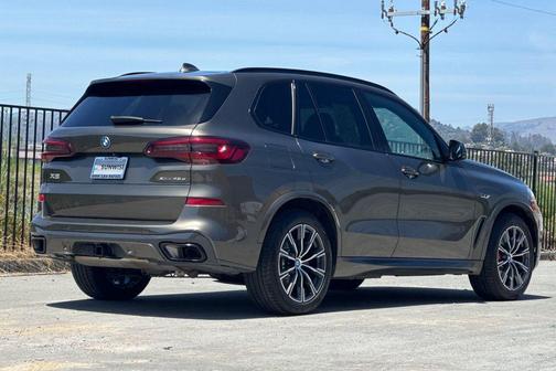 Manhattan Green Metallic 2023 BMW X5 PHEV xDrive45e