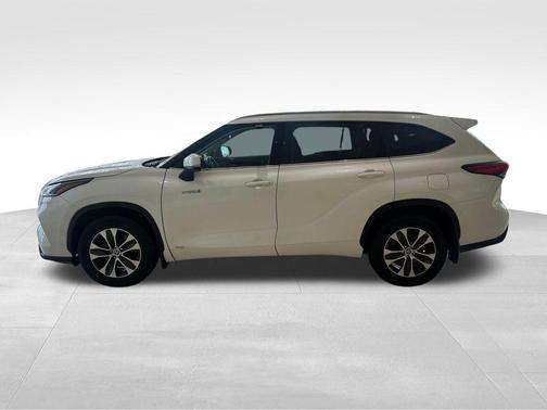 Blizzard Pearl 2021 Toyota Highlander Hybrid XLE