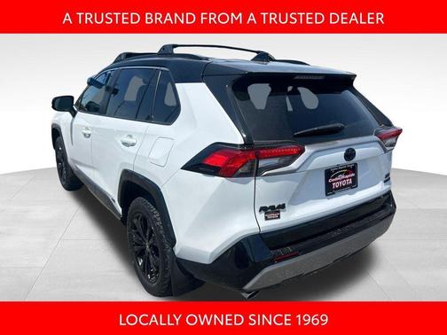 Wind Chill Pearl/Midnight Black Metallic 2024 Toyota RAV4 Hybrid SE