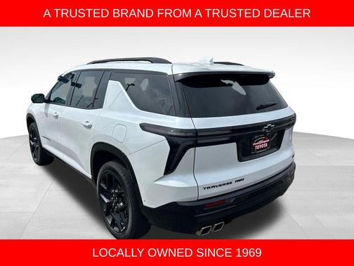 Iridescent Pearl Tricoat 2024 Chevrolet Traverse RS