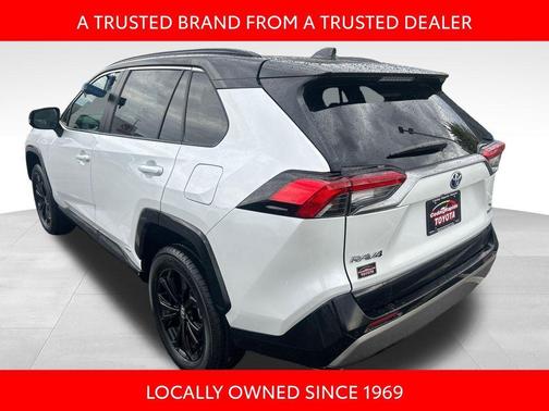 Wind Chill Pearl/Midnight Black Metallic 2024 Toyota RAV4 Hybrid SE