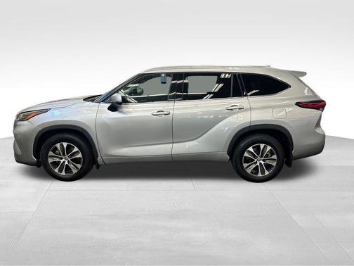 Celestial Silver Metallic 2021 Toyota Highlander XLE
