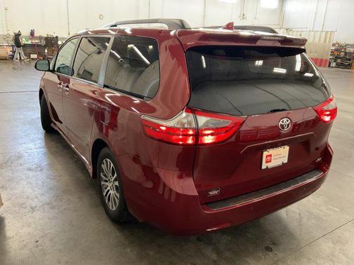 2020 Toyota Sienna XLE Premium