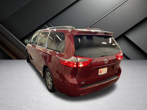 2020 Toyota Sienna XLE Premium