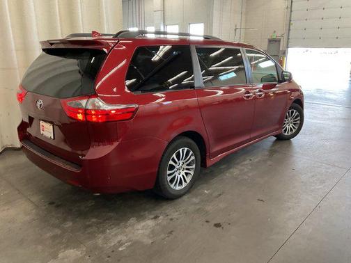 2020 Toyota Sienna XLE Premium