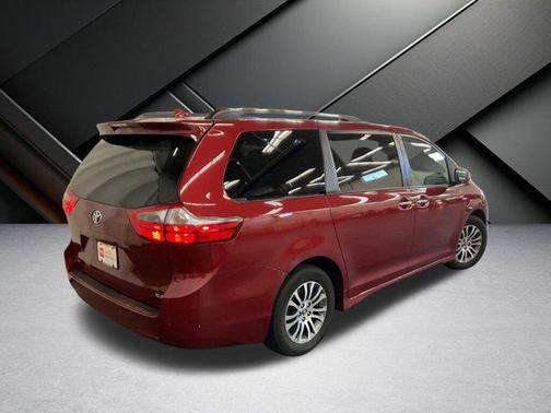 2020 Toyota Sienna XLE Premium