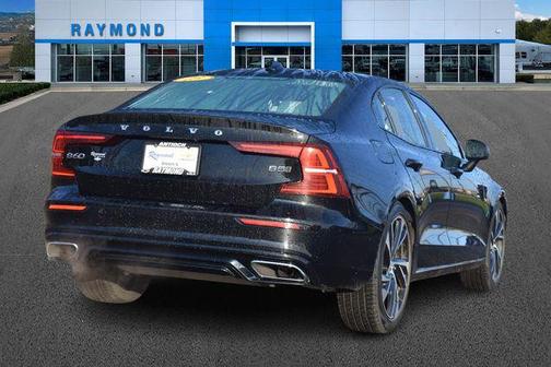 Black / Stone 2022 Volvo S60 T5 Momentum