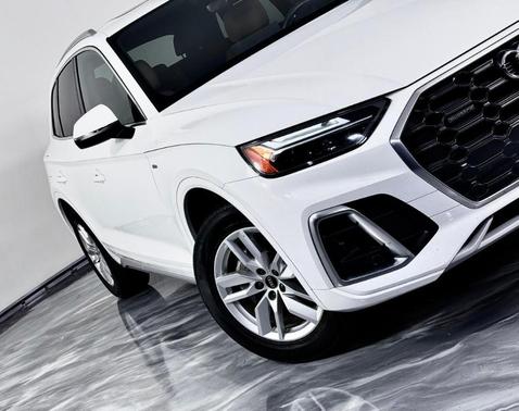Ibis White 2023 Audi Q5 45 S line quattro Premium