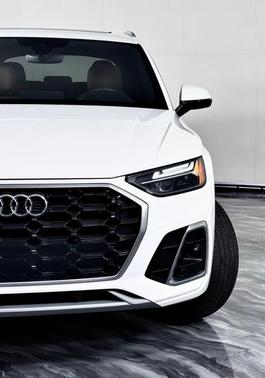 Ibis White 2023 Audi Q5 45 S line quattro Premium