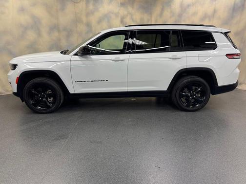 Bright White Clearcoat 2024 Jeep Grand Cherokee L Altitude