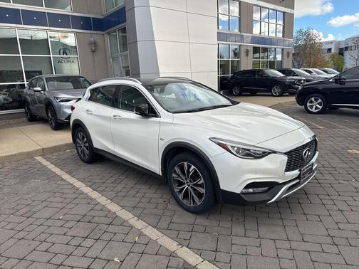 2017 INFINITI QX30 Premium