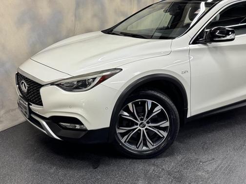 2017 INFINITI QX30 Premium
