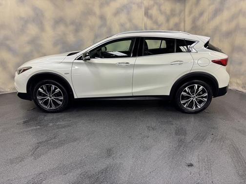 2017 INFINITI QX30 Premium