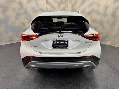 2017 INFINITI QX30 Premium