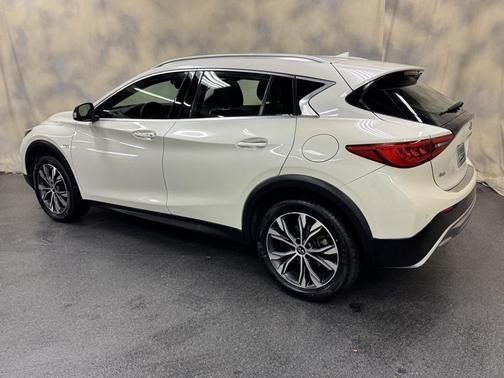2017 INFINITI QX30 Premium